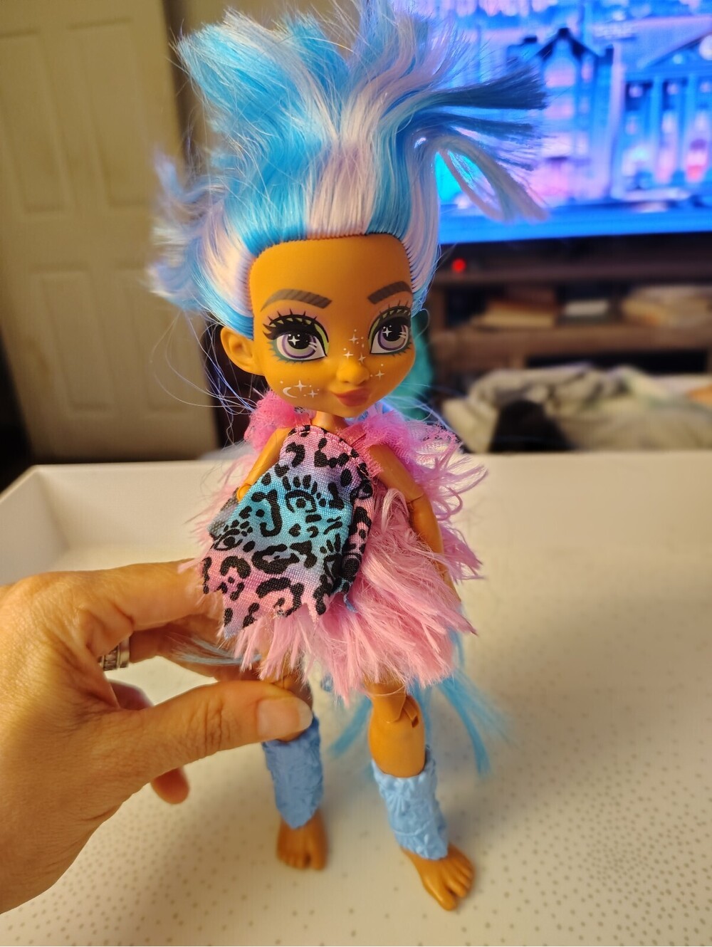 Mattel - Cave Club 8” Tella Doll - Blue Hair, Articulated, Outfit